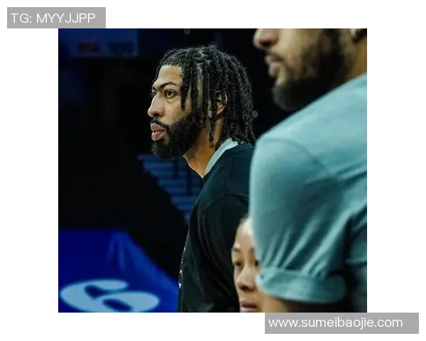 戴维斯精准三分命中引欧文场边热情赞赏气氛高涨