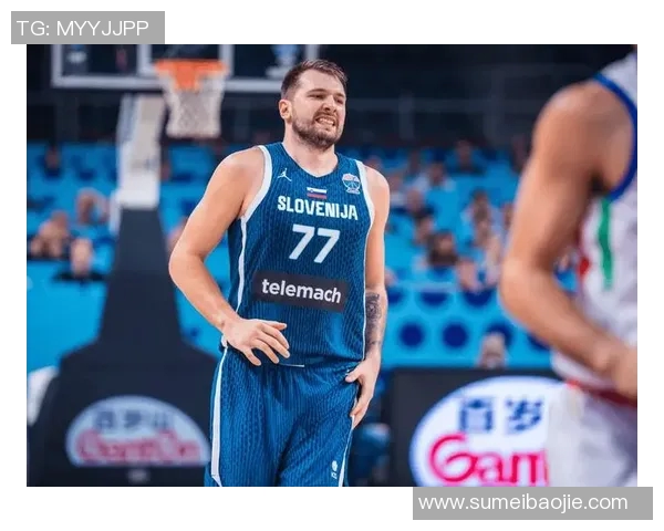 东契奇强行突破 失衡抛投打成2+1