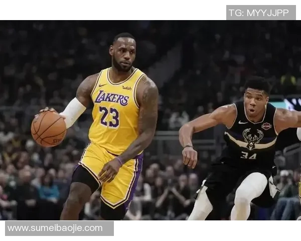 关系太好了！比赛结束后詹姆斯依偎到马克西肩头&双方嬉戏打闹